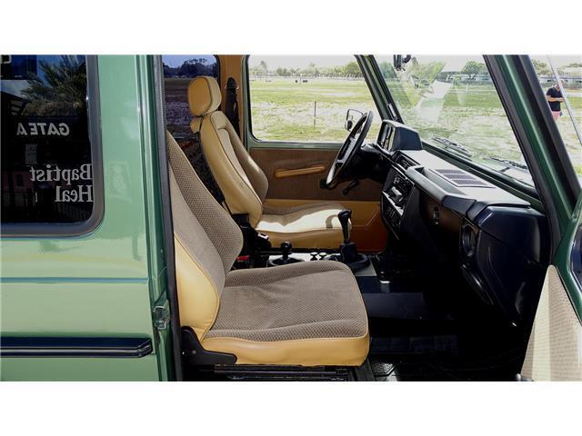 Mercedes-Benz-230GE-1985-Green-Tan-141622-19