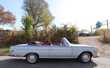 Mercedes-Benz-280SE-3.5-Cabriolet-1971-Silver-Red-0-2