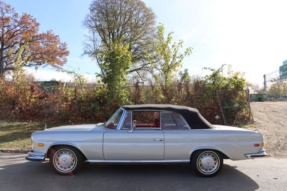 Mercedes-Benz-280SE-3.5-Cabriolet-1971-Silver-Red-0-3