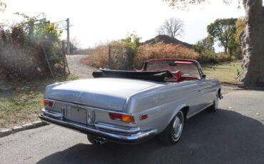 Mercedes-Benz-280SE-3.5-Cabriolet-1971-Silver-Red-0-4