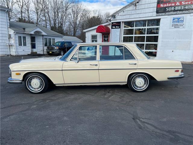 Mercedes-Benz-280SEL-4.5-1973-White-Brown-101191-2