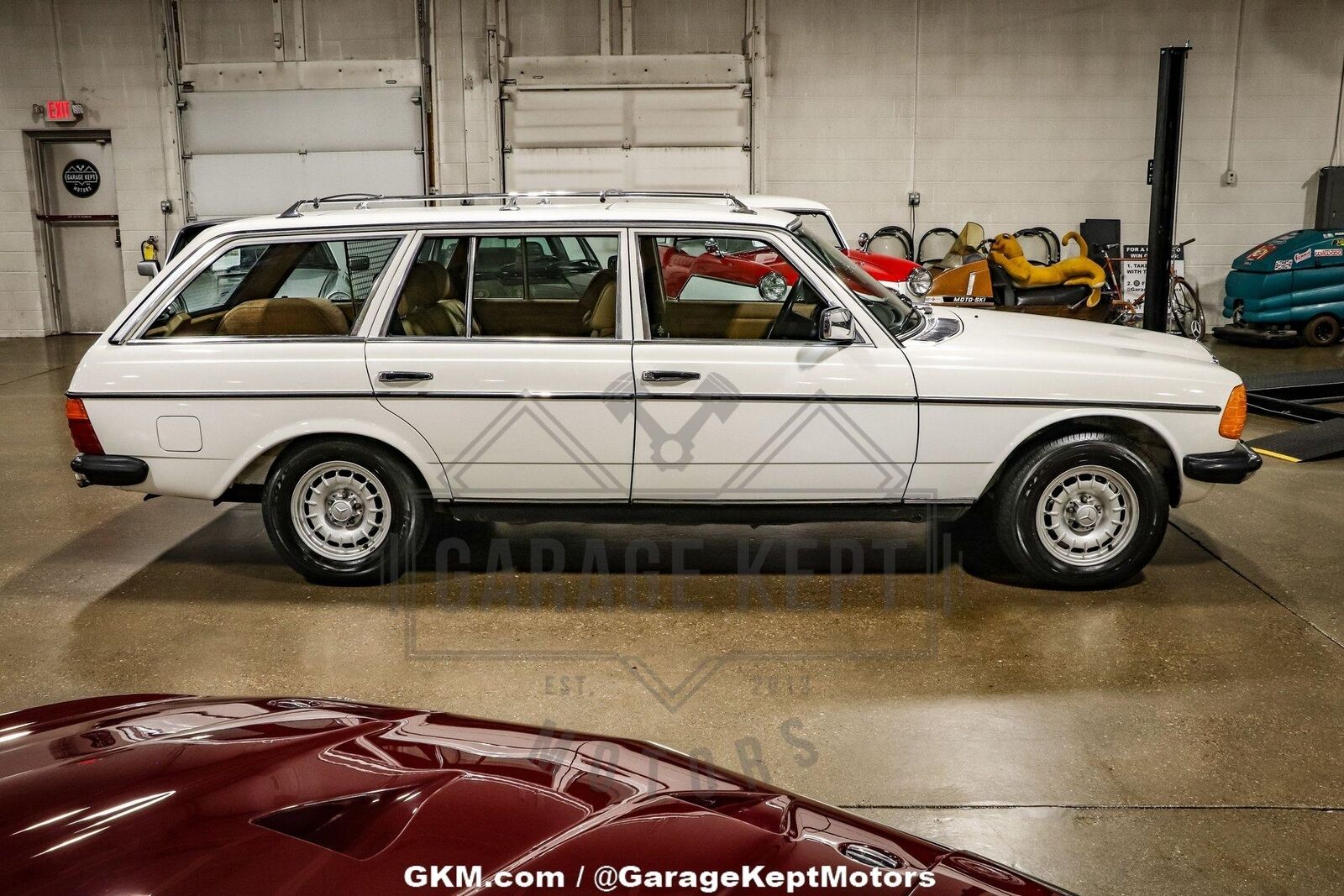 Mercedes-Benz-280TE-Wagon-1980-White-Palomino-Cloth-Interior-208651-10