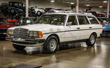 Mercedes-Benz-280TE-Wagon-1980-White-Palomino-Cloth-Interior-208651-3