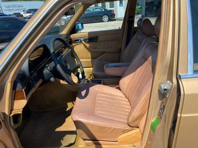 Mercedes-Benz-300-Series-1984-Gold-Tan-0-9