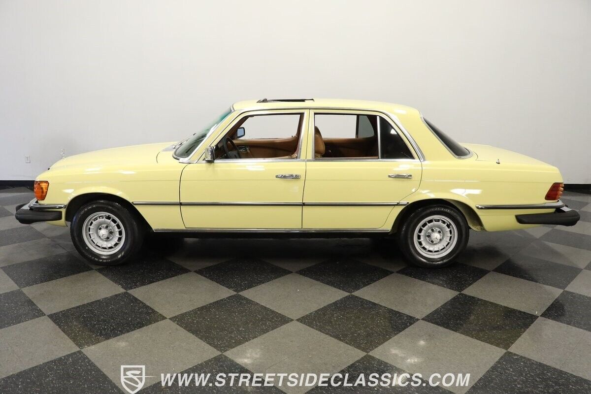 Mercedes-Benz-300-Series-Berline-1979-Yellow-Tan-378460-2