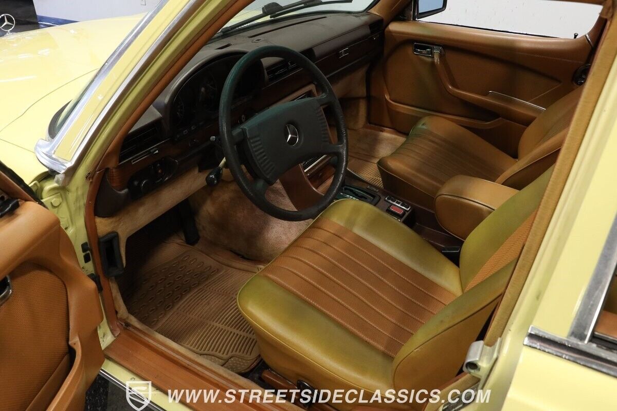 Mercedes-Benz-300-Series-Berline-1979-Yellow-Tan-378460-4