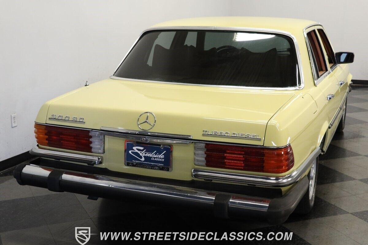 Mercedes-Benz-300-Series-Berline-1979-Yellow-Tan-378460-9