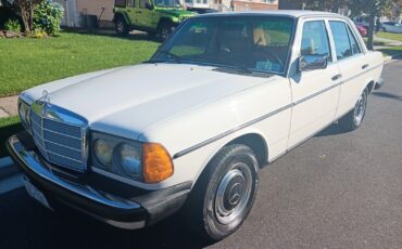 Mercedes-Benz-300-Series-Berline-1981-White-Tan-154008-1