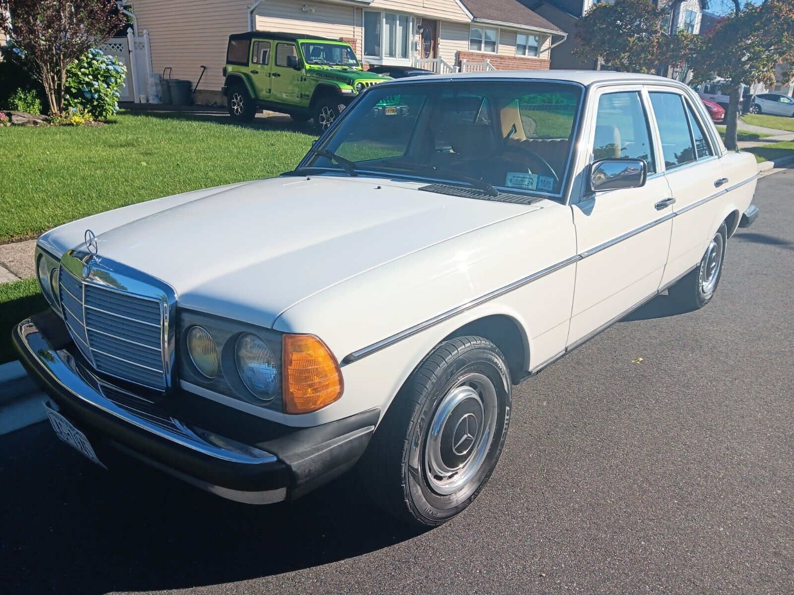 Mercedes-Benz-300-Series-Berline-1981-White-Tan-154008-1