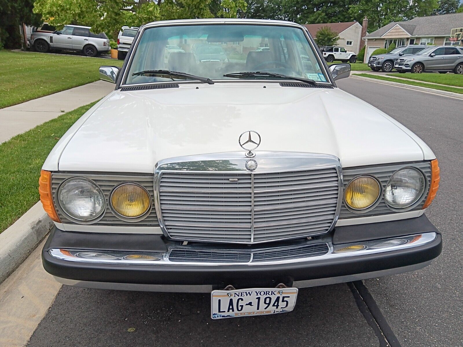 Mercedes-Benz-300-Series-Berline-1981-White-Tan-154008-10