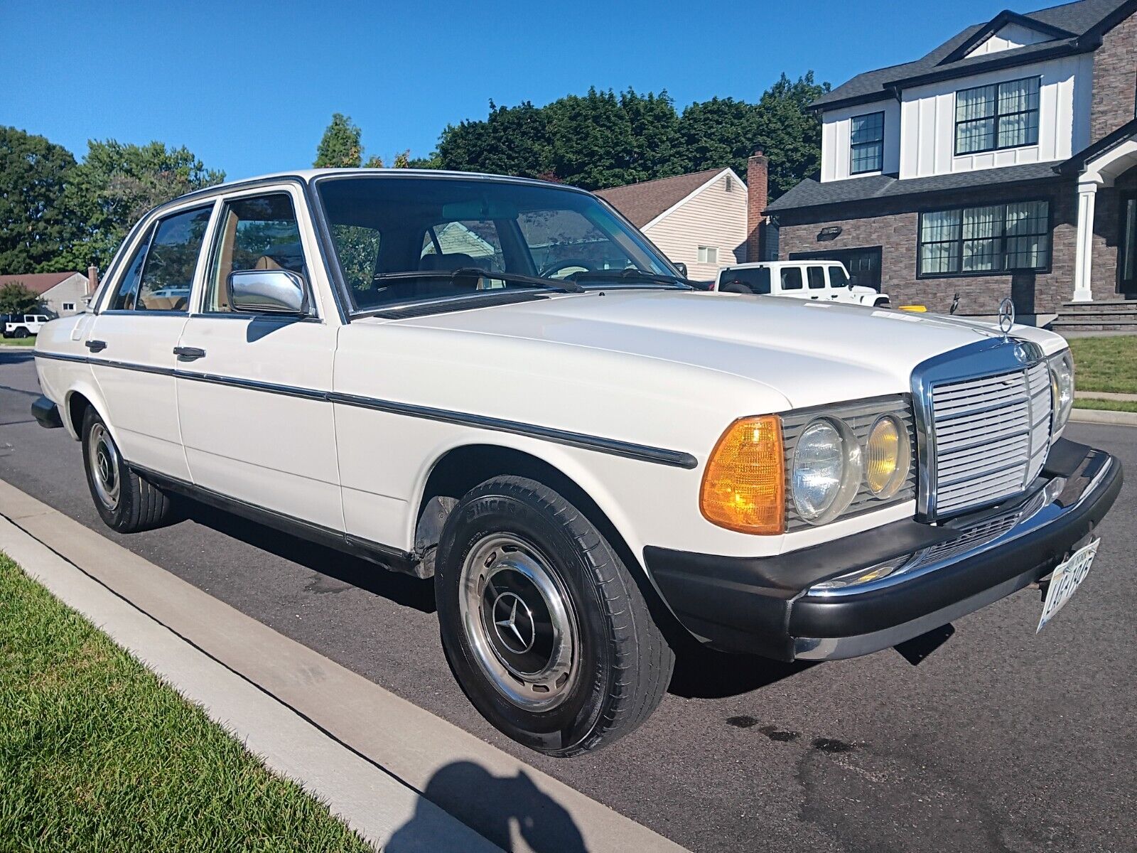 Mercedes-Benz-300-Series-Berline-1981-White-Tan-154008-12