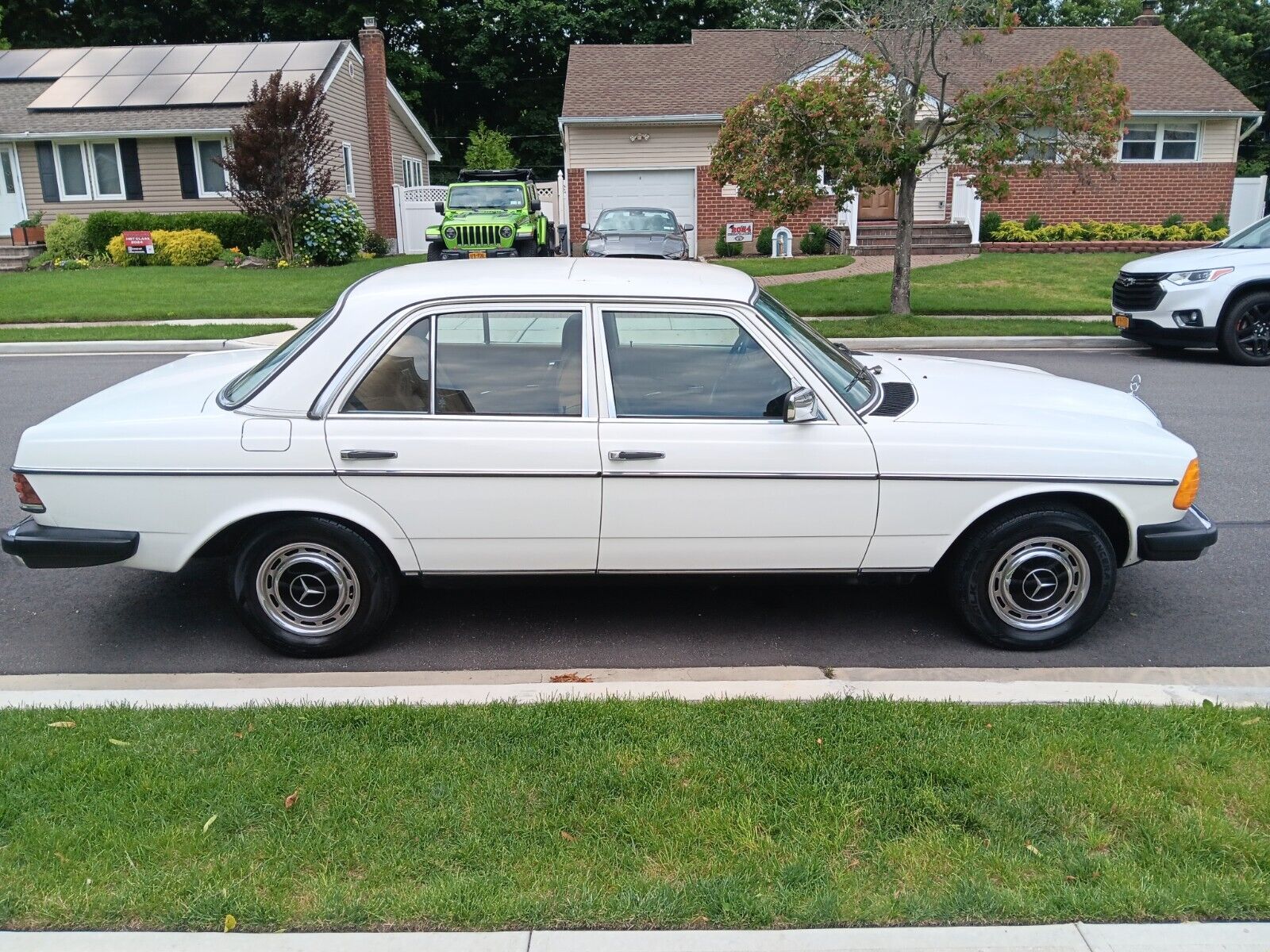 Mercedes-Benz-300-Series-Berline-1981-White-Tan-154008-13