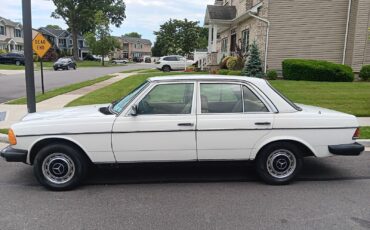 Mercedes-Benz-300-Series-Berline-1981-White-Tan-154008-2