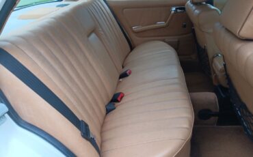 Mercedes-Benz-300-Series-Berline-1981-White-Tan-154008-22