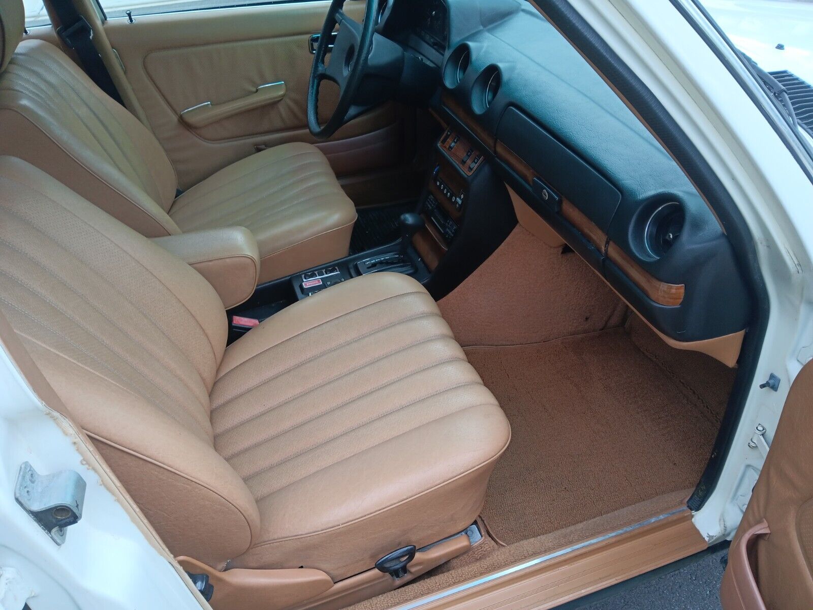 Mercedes-Benz-300-Series-Berline-1981-White-Tan-154008-23