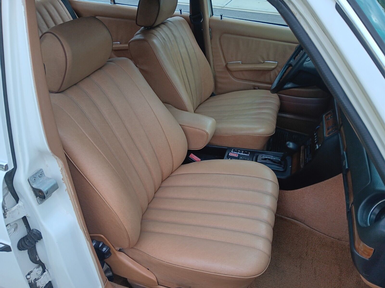 Mercedes-Benz-300-Series-Berline-1981-White-Tan-154008-24