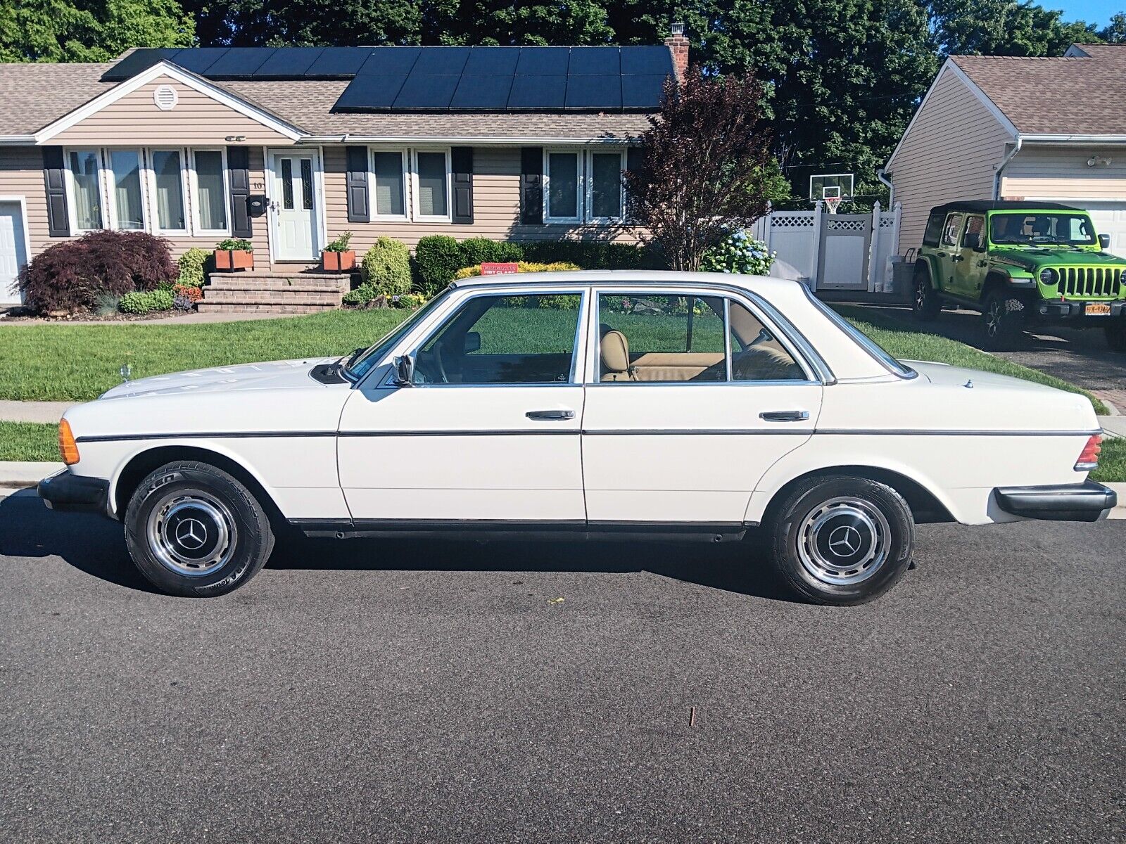 Mercedes-Benz-300-Series-Berline-1981-White-Tan-154008-3