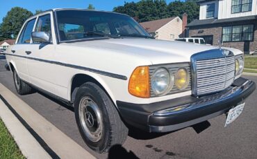 Mercedes-Benz-300-Series-Berline-1981-White-Tan-154008-4