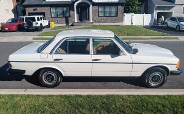 Mercedes-Benz-300-Series-Berline-1981-White-Tan-154008-5