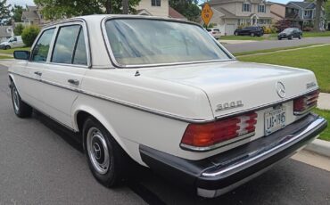 Mercedes-Benz-300-Series-Berline-1981-White-Tan-154008-8