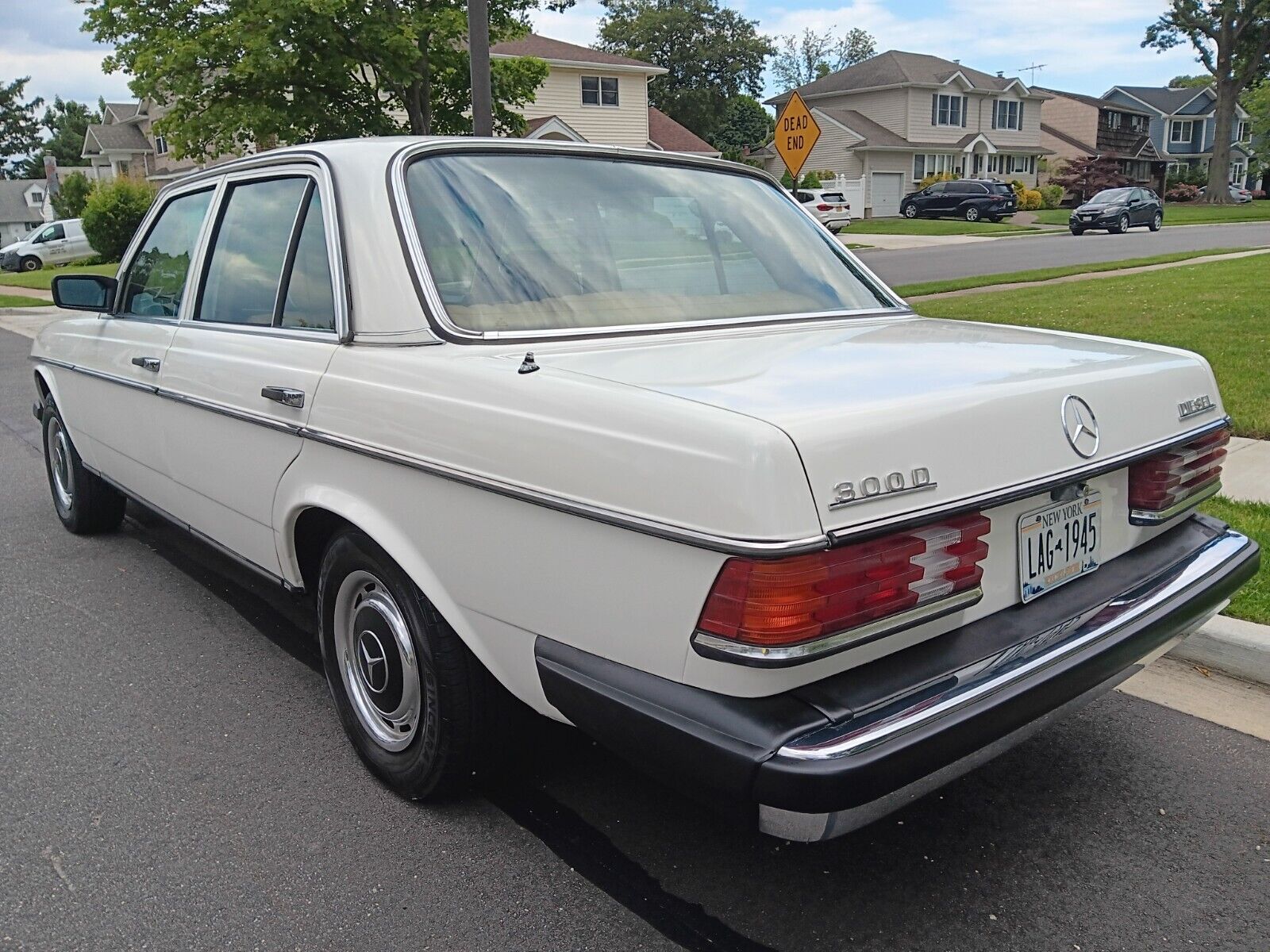 Mercedes-Benz-300-Series-Berline-1981-White-Tan-154008-8