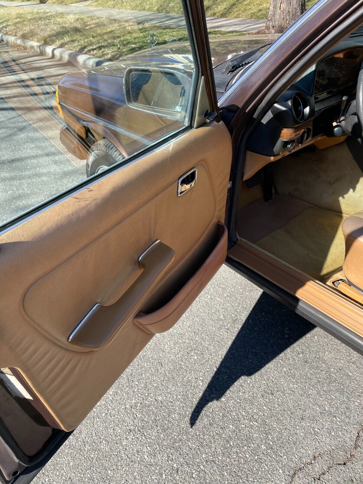 Mercedes-Benz-300-Series-Berline-1984-Brown-Tan-590774-12