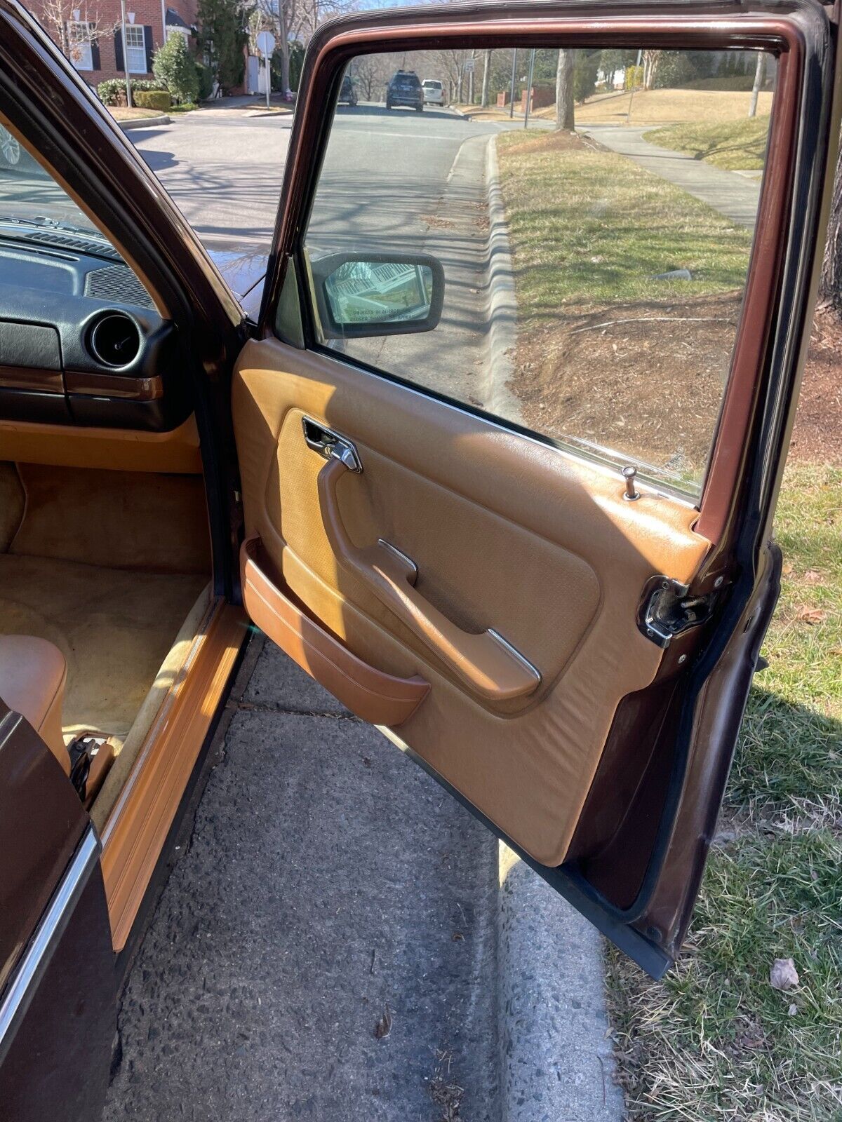 Mercedes-Benz-300-Series-Berline-1984-Brown-Tan-590774-16