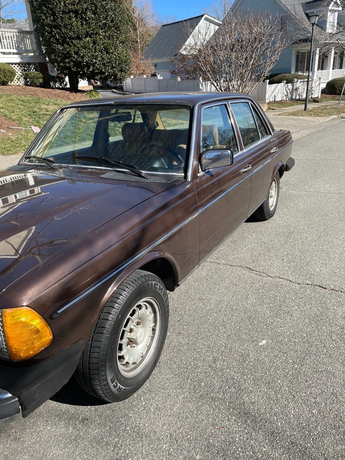 Mercedes-Benz-300-Series-Berline-1984-Brown-Tan-590774-2