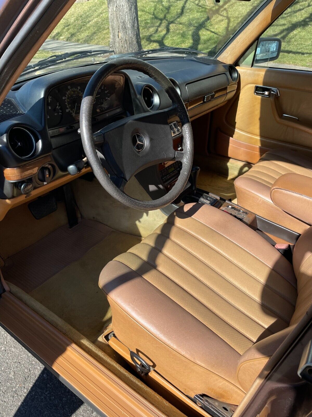 Mercedes-Benz-300-Series-Berline-1984-Brown-Tan-590774-20