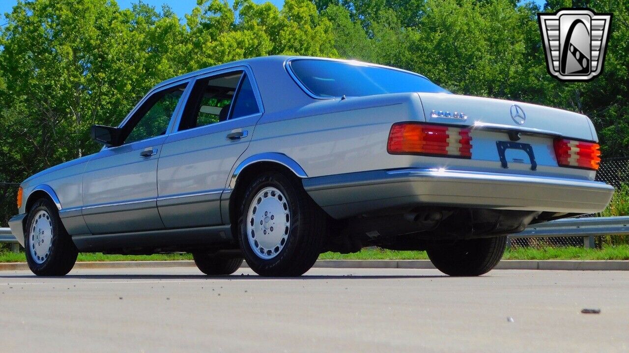 Mercedes-Benz-300-Series-Berline-1990-Silver-Blue-112759-5