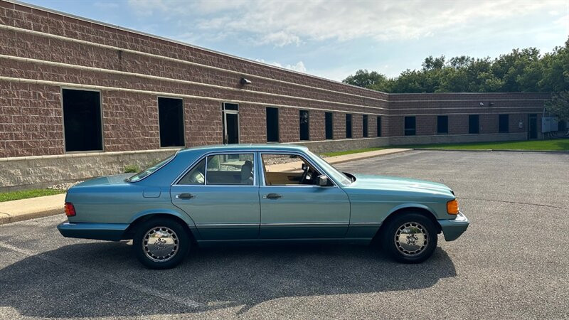 Mercedes-Benz-300-Series-Berline-1991-Seafoam-Green-Metallic-Tan-151703-3