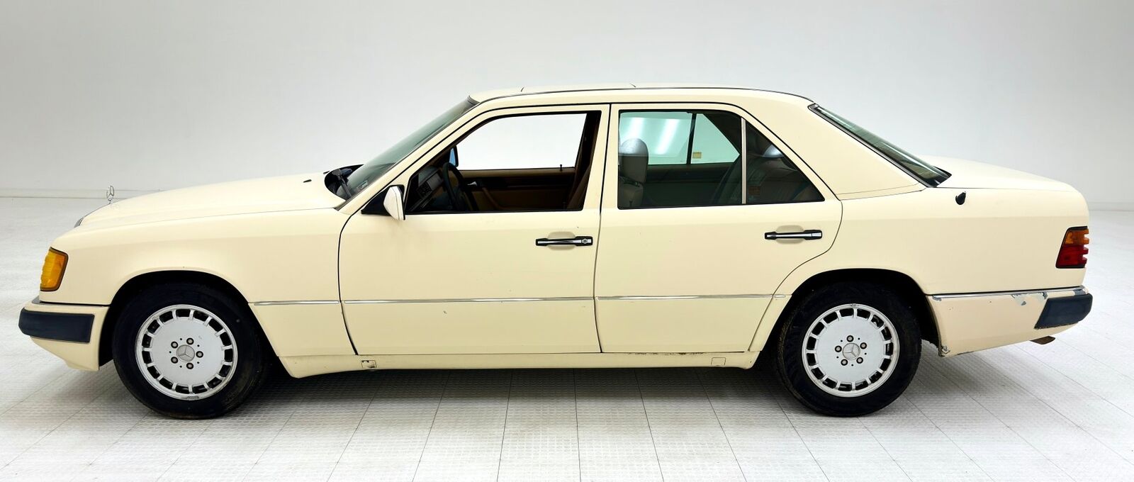 Mercedes-Benz-300-Series-Berline-1993-Light-Ivory-Saddle-394716-1