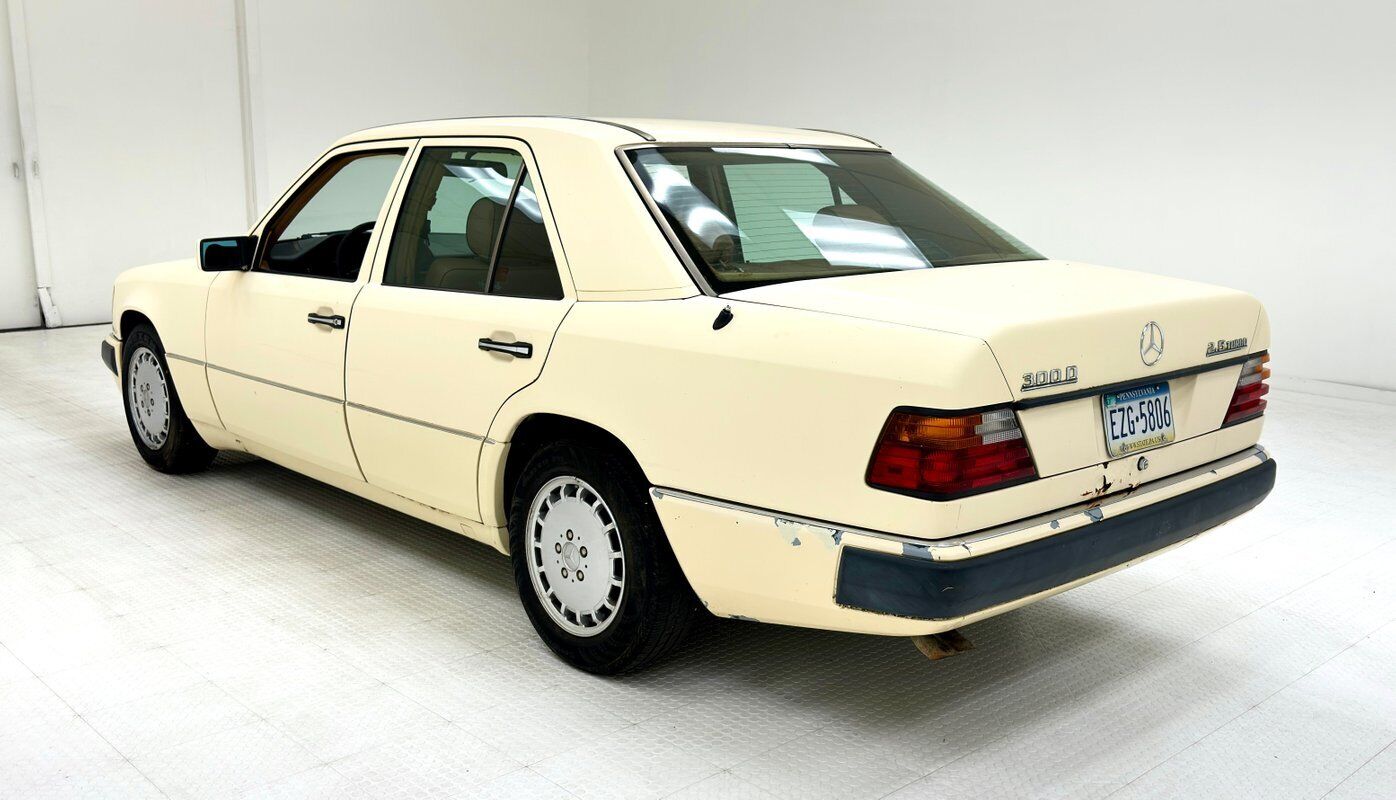 Mercedes-Benz-300-Series-Berline-1993-Light-Ivory-Saddle-394716-2