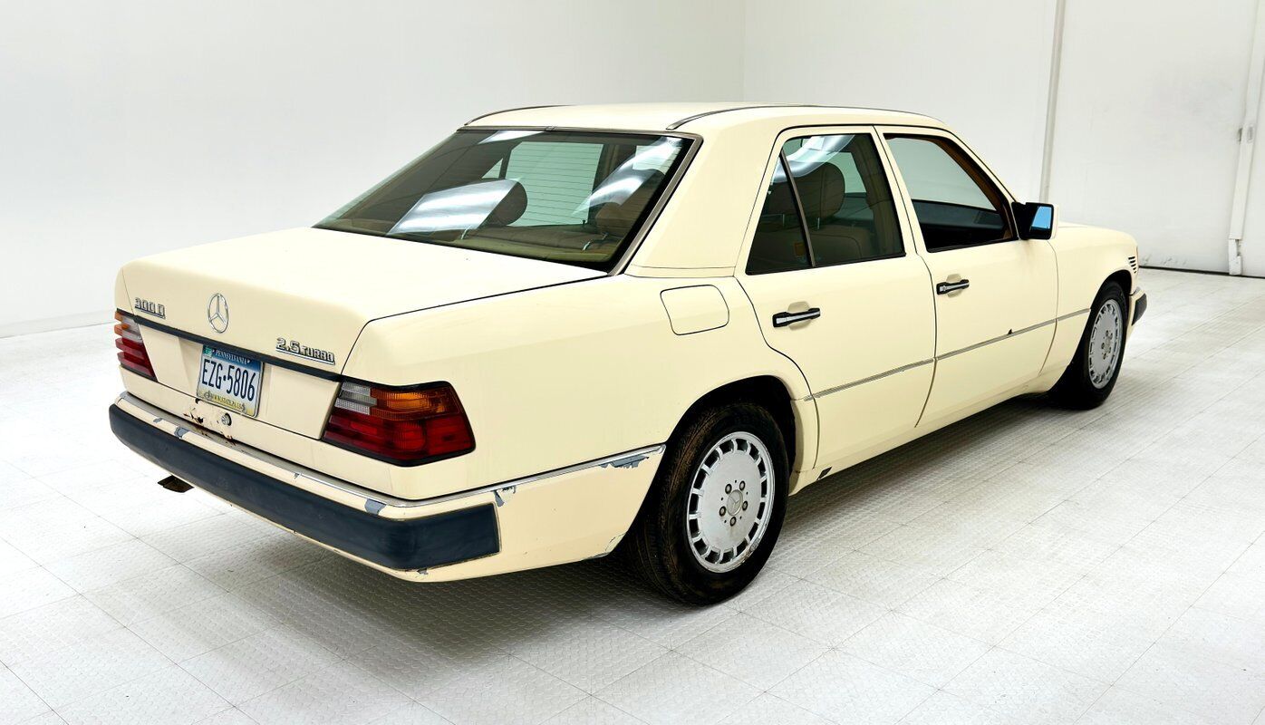 Mercedes-Benz-300-Series-Berline-1993-Light-Ivory-Saddle-394716-4