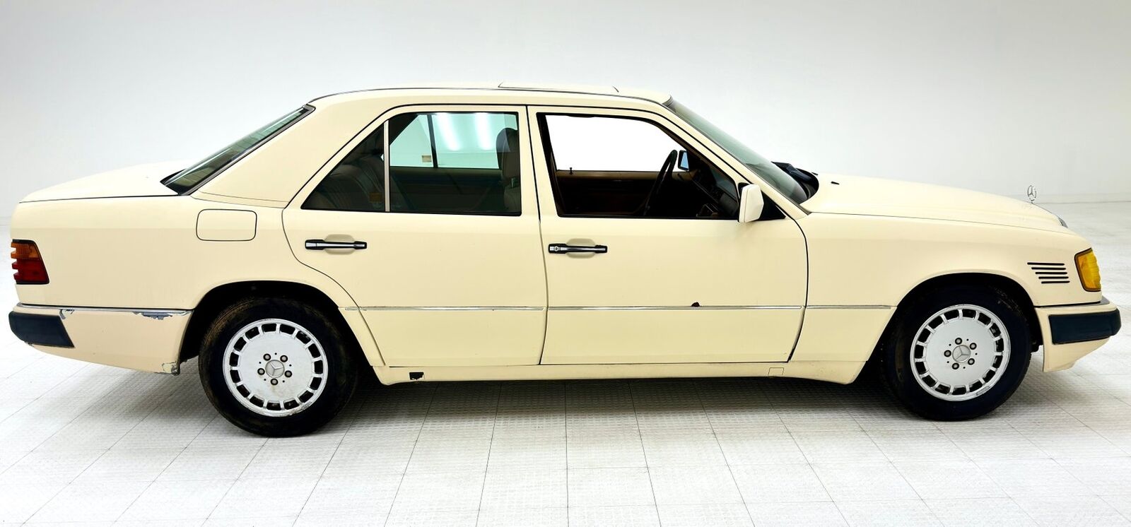 Mercedes-Benz-300-Series-Berline-1993-Light-Ivory-Saddle-394716-5