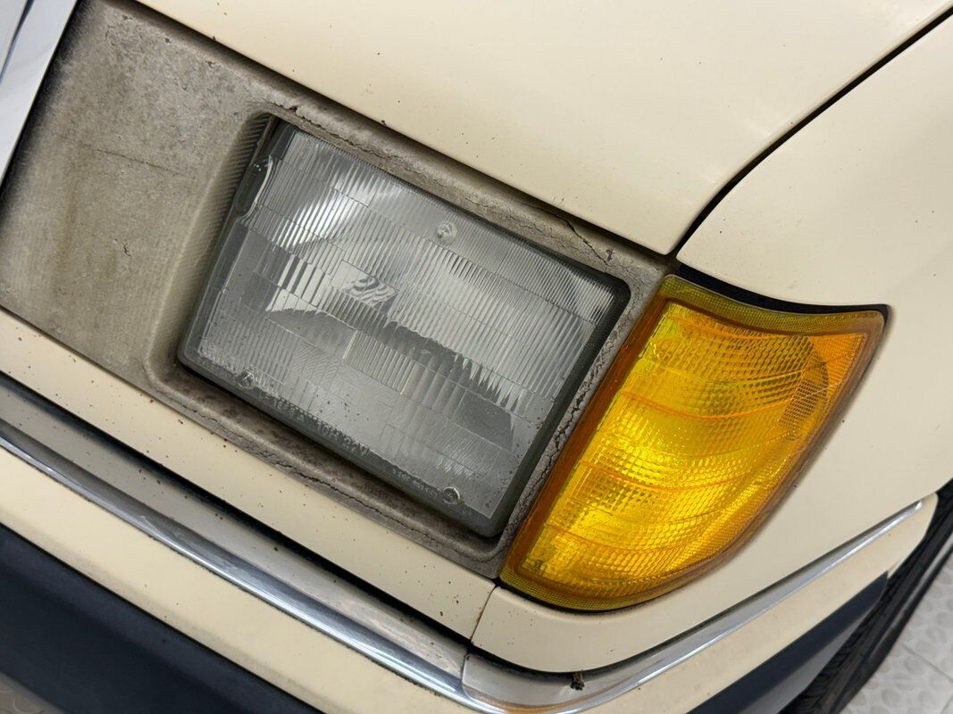 Mercedes-Benz-300-Series-Berline-1993-Light-Ivory-Saddle-394716-9