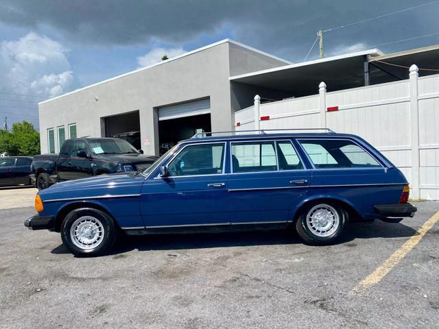 Mercedes-Benz-300-Series-Break-1983-Blue-Blue-303102-1