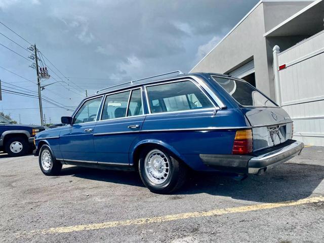 Mercedes-Benz-300-Series-Break-1983-Blue-Blue-303102-2