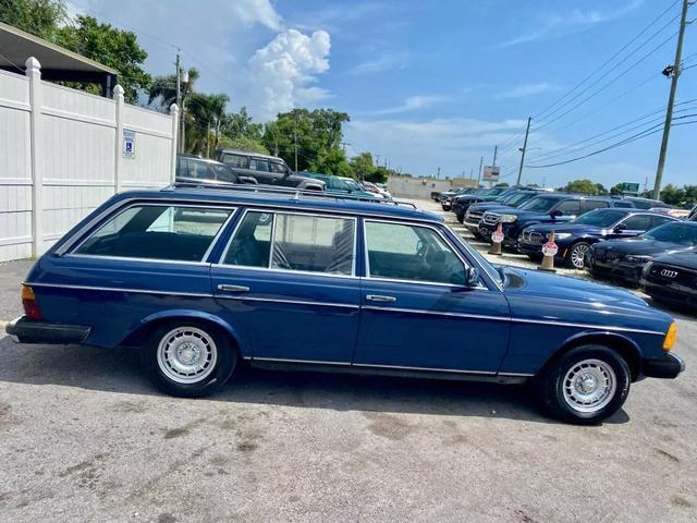 Mercedes-Benz-300-Series-Break-1983-Blue-Blue-303102-5