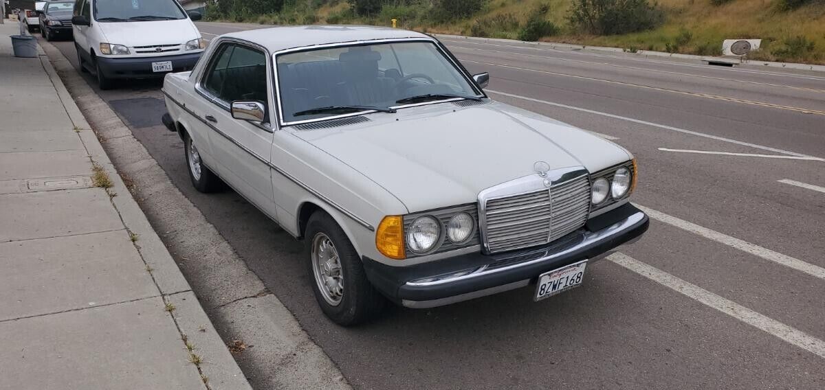 Mercedes-Benz-300-Series-Coupe-1978-Gray-Black-142070-14