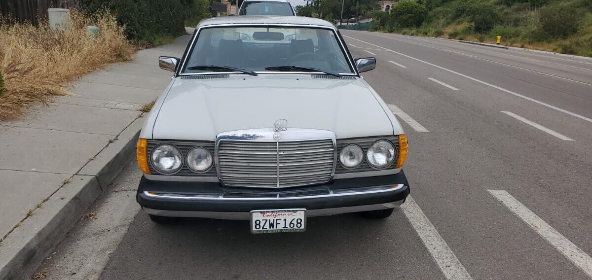 Mercedes-Benz-300-Series-Coupe-1978-Gray-Black-142070-15