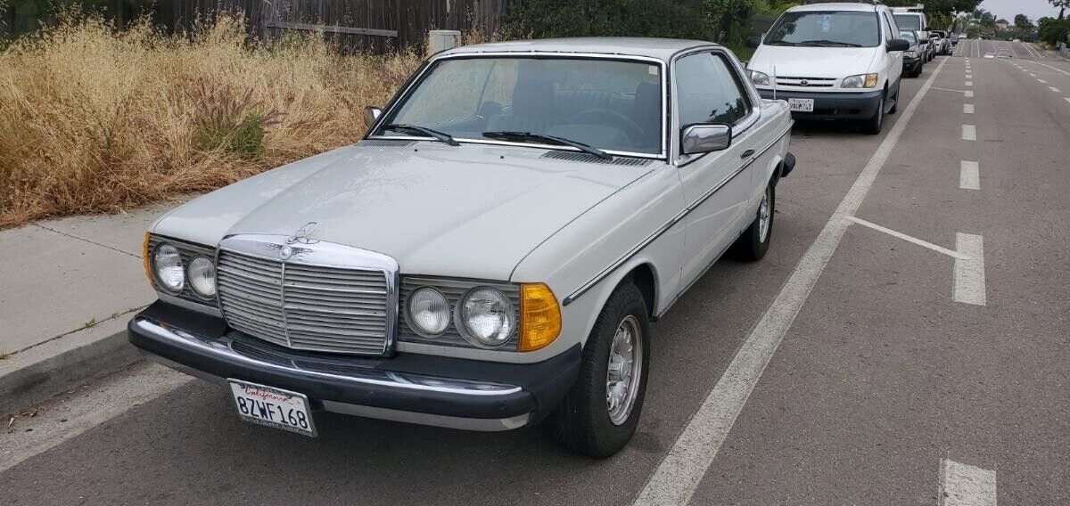 Mercedes-Benz-300-Series-Coupe-1978-Gray-Black-142070-16