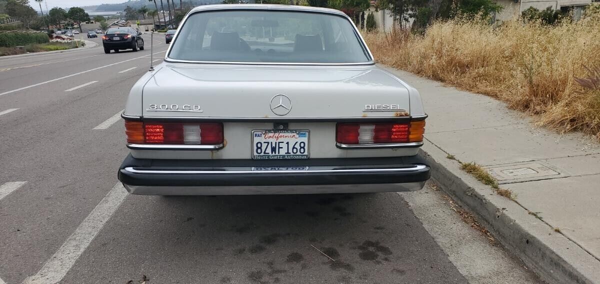 Mercedes-Benz-300-Series-Coupe-1978-Gray-Black-142070-2