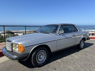 Mercedes-Benz-300-Series-Coupe-1982-Grey-137921-2