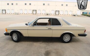 Mercedes-Benz-300-Series-Coupe-1985-Yellow-Tan-469129-3