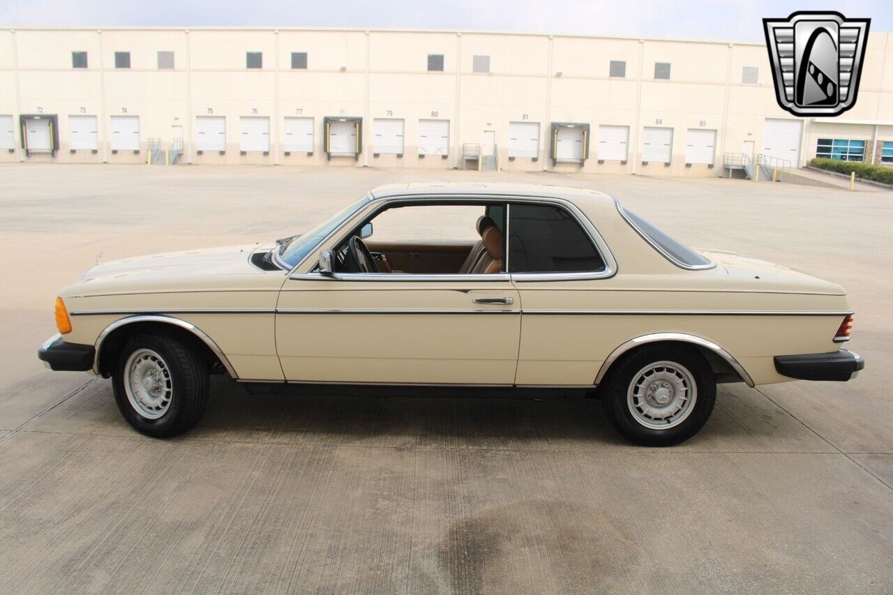 Mercedes-Benz-300-Series-Coupe-1985-Yellow-Tan-469129-3