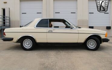 Mercedes-Benz-300-Series-Coupe-1985-Yellow-Tan-469129-5