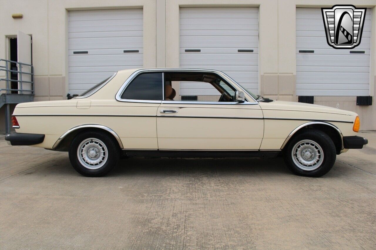 Mercedes-Benz-300-Series-Coupe-1985-Yellow-Tan-469129-5