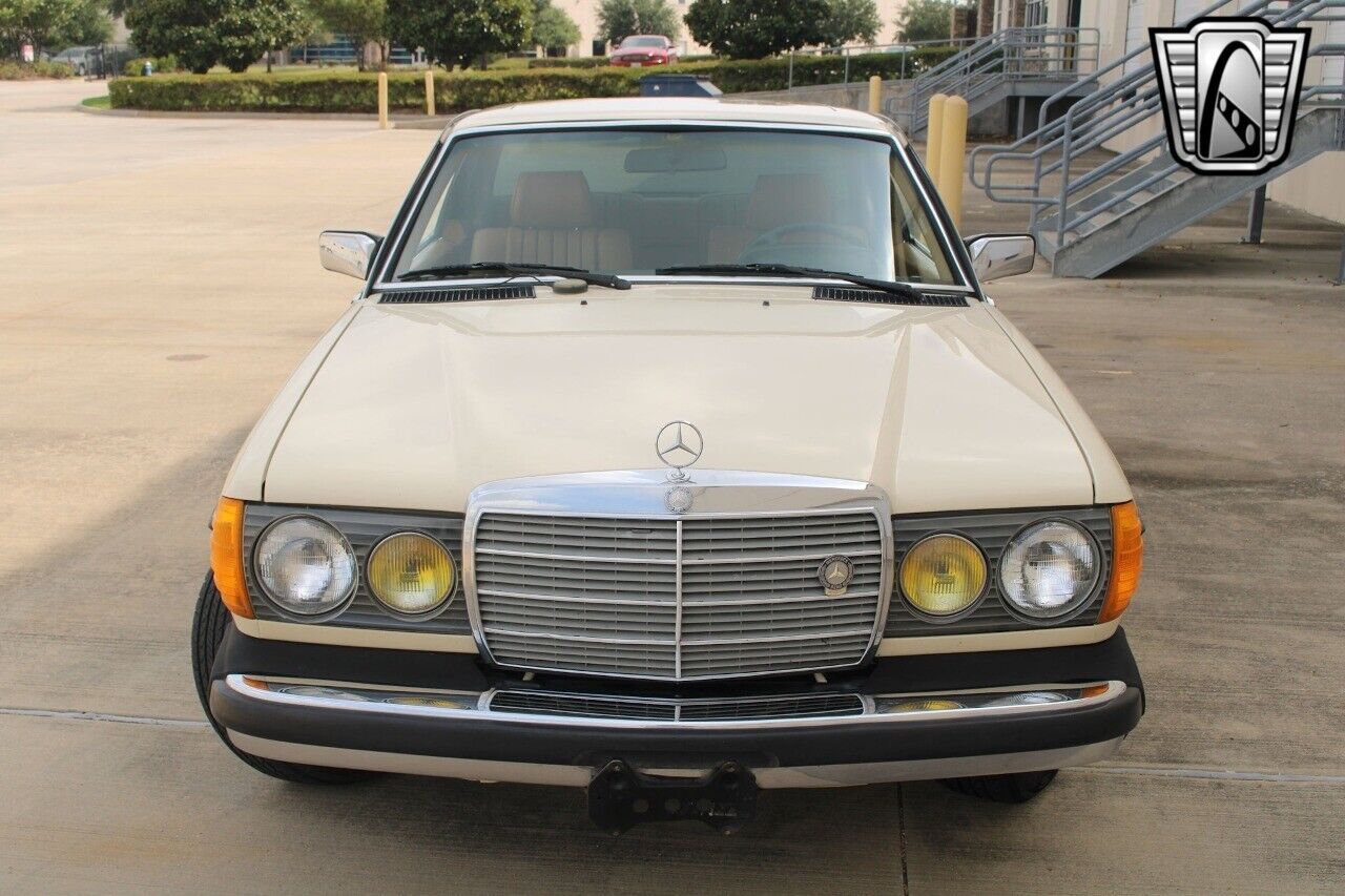 Mercedes-Benz-300-Series-Coupe-1985-Yellow-Tan-469129-6