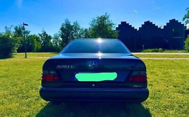 Mercedes-Benz-300-Series-Coupe-1992-Black-Black-364629-4